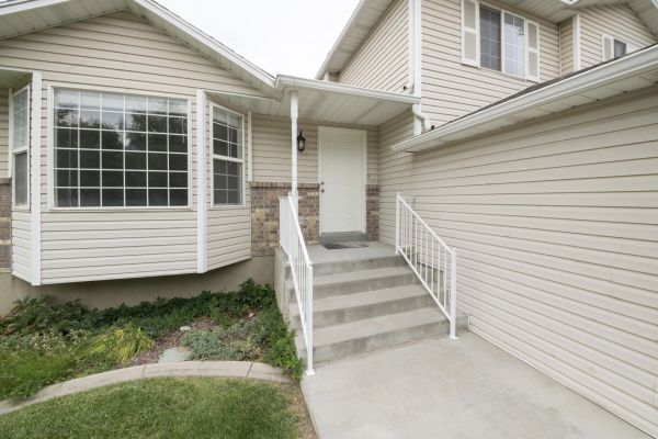 Cost of White Vinyl Siding Replacement in Blue Springs